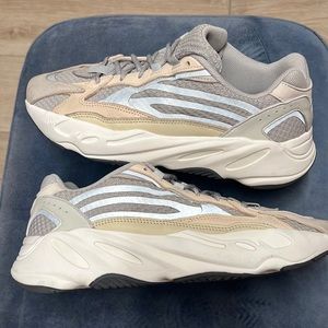 Yeezy boost 700 V2 cream